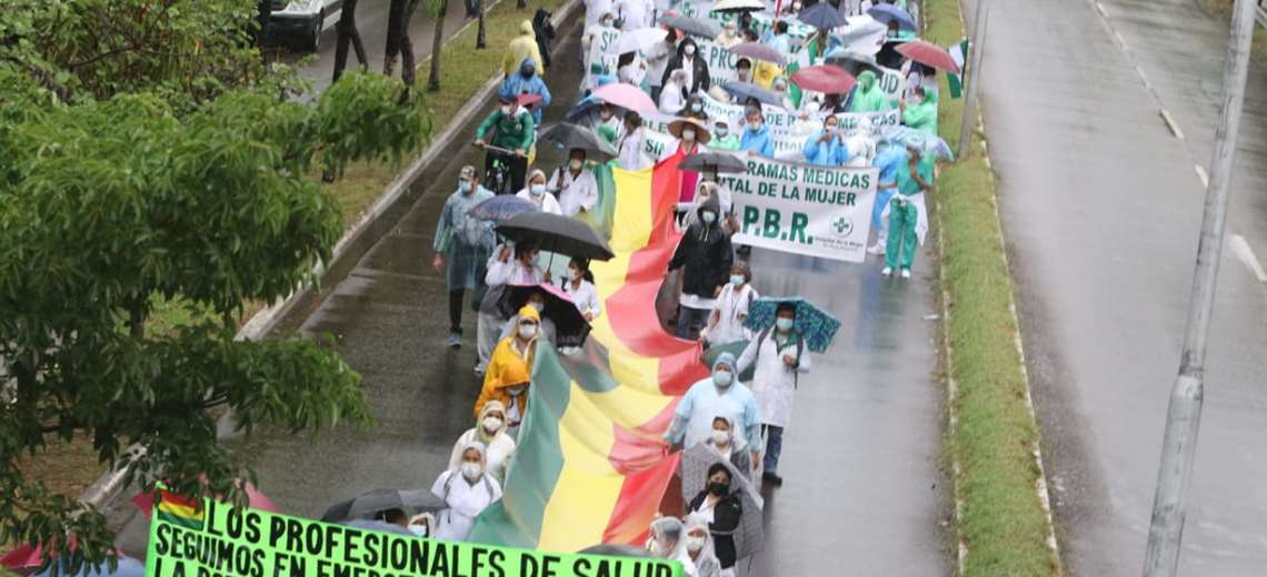 Lee más sobre el artículo Marcha de batas blancas reitera las demandas por salud, derogación de la Ley 1386 y la restitución de los dos tercios