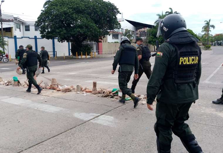 Lee más sobre el artículo La policía levanta los puntos de bloqueo y realiza detenciones