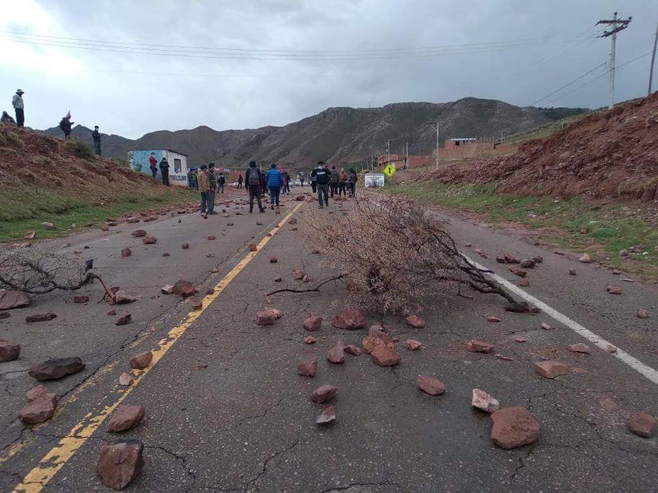 Lee más sobre el artículo Bloquean la carretera Sucre-Potosí para evitar que Camacho llegue a la marcha