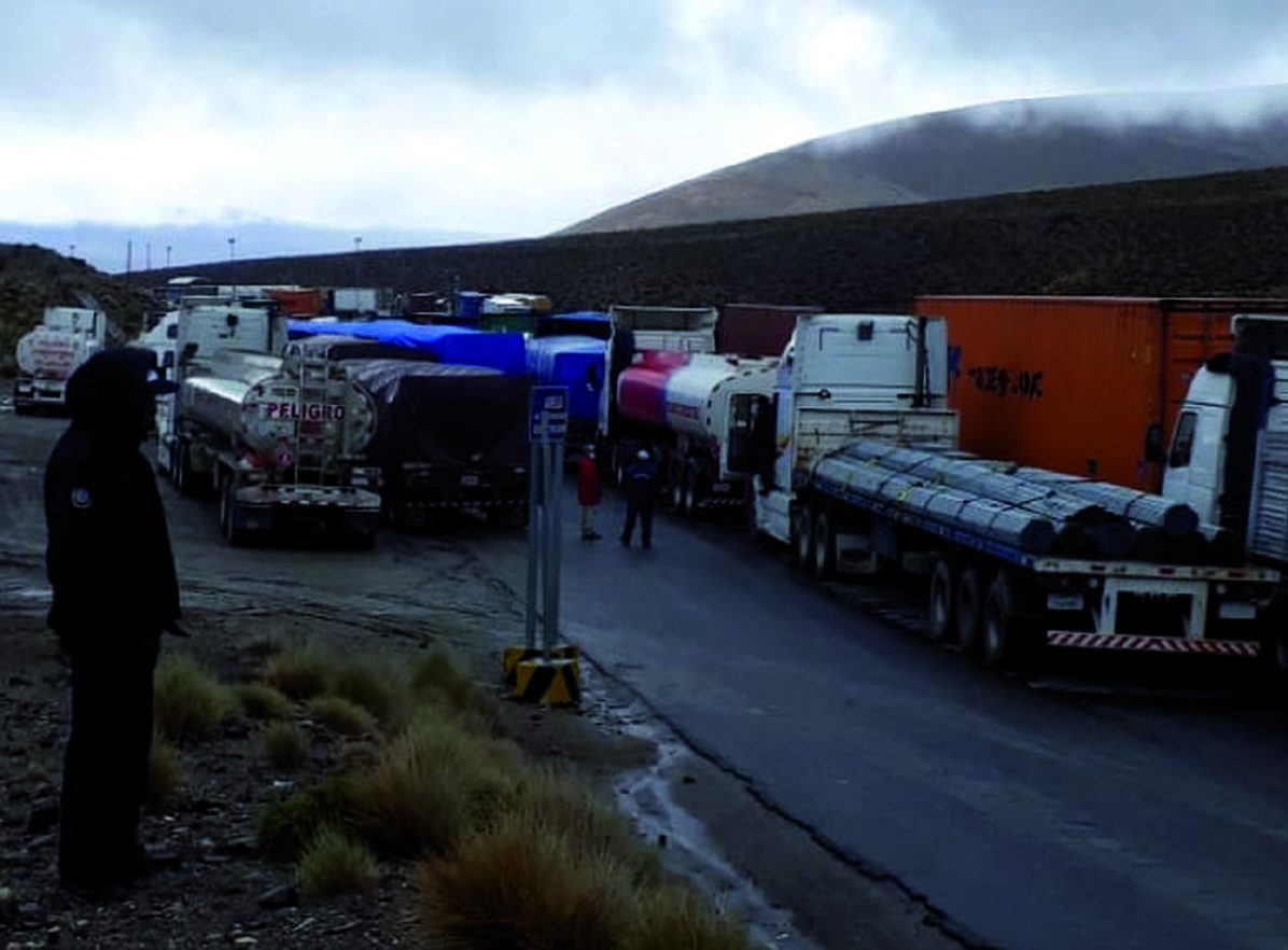 Lee más sobre el artículo Chile frena el paso de cientos de choferes bolivianos por la Covid-19