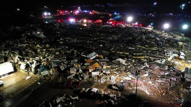 Lee más sobre el artículo Tornados nocturnos golpearon Kentucky, en EEUU: las autoridades confirmaron que hay al menos 50 muertos