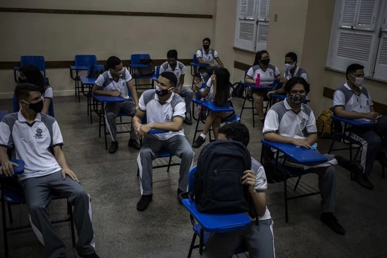 Lee más sobre el artículo Jair Bolsonaro prohibió a las escuelas de Brasil que les exijan a sus alumnos estar vacunados contra el COVID-19