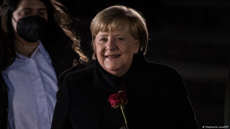 Lee más sobre el artículo Angela Merkel, despedida con honores militares, pide optimismo a los alemanes