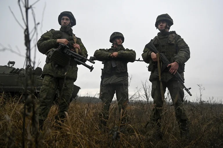 Lee más sobre el artículo Rusia aumenta la tensión con Ucrania: realizará ejercicios con paracaidistas cerca de la frontera simulando una invasión