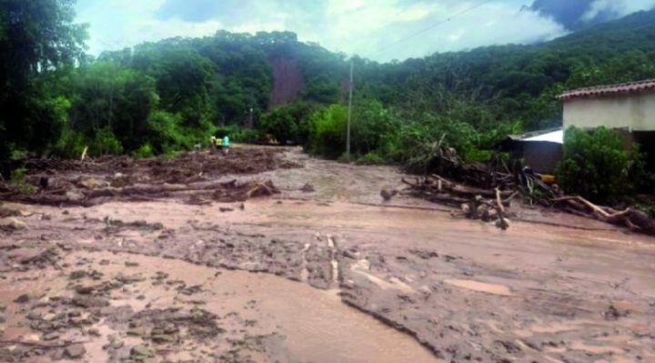 Lee más sobre el artículo Época de lluvias deja 24 fallecidos y 65 mil familias damnificadas en el país