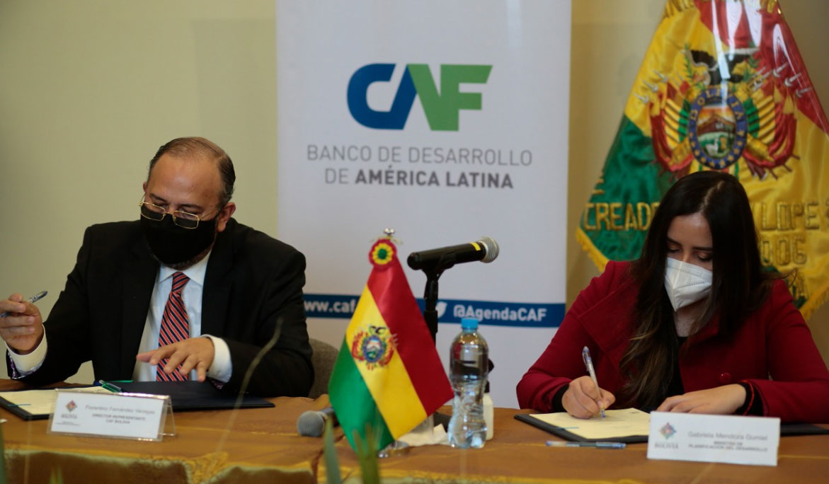 Lee más sobre el artículo CAF y Gobierno firman contratos por $us76 millones para financiar obras viales