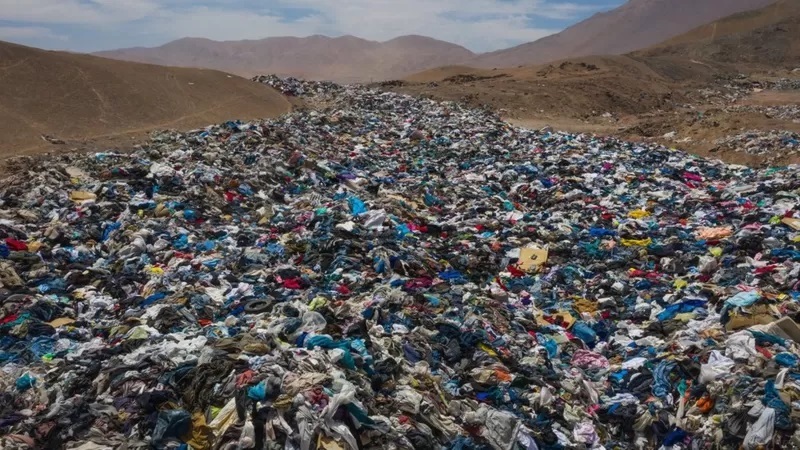 Lee más sobre el artículo “Hemos transformado nuestra ciudad en el basurero del mundo”: el inmenso cementerio de ropa usada en el desierto de Atacama