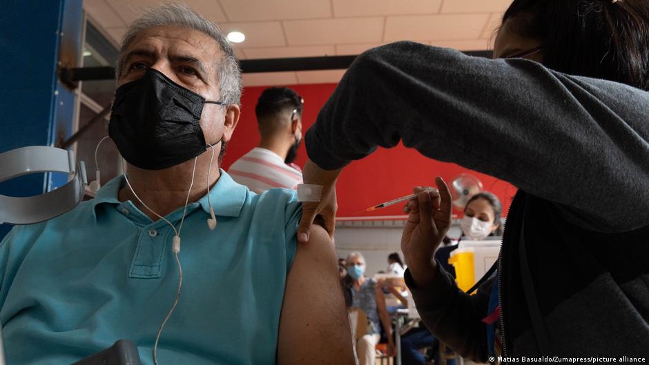 Lee más sobre el artículo Chile empieza a administrar una cuarta dosis de vacuna contra el COVID-19
