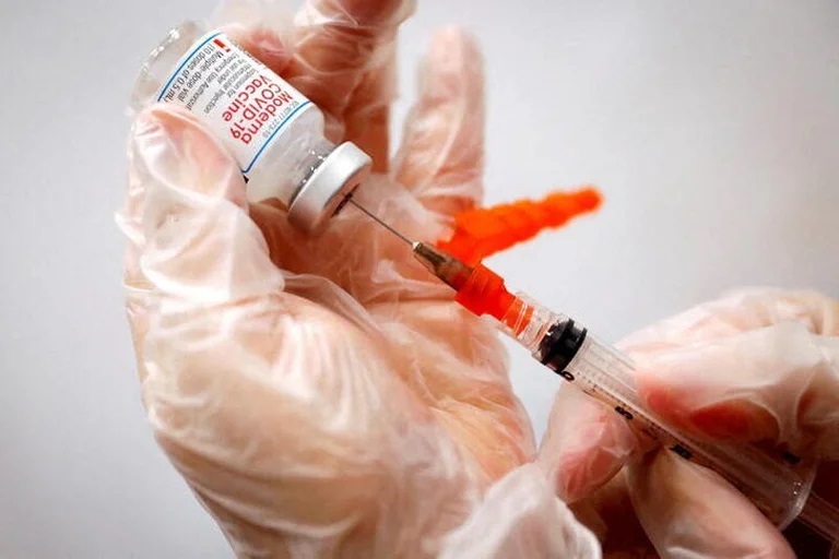 Lee más sobre el artículo La vacuna única contra COVID-19 y gripe estará lista en 2023, dijo Moderna