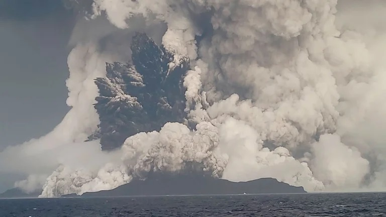 Lee más sobre el artículo La violenta erupción de un volcán submarino provocó un tsunami en las costas de Tonga