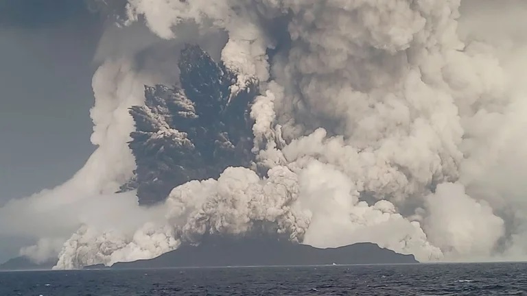 Lee más sobre el artículo Dos mujeres mueren ahogadas en Perú tras erupción de volcán en Tonga