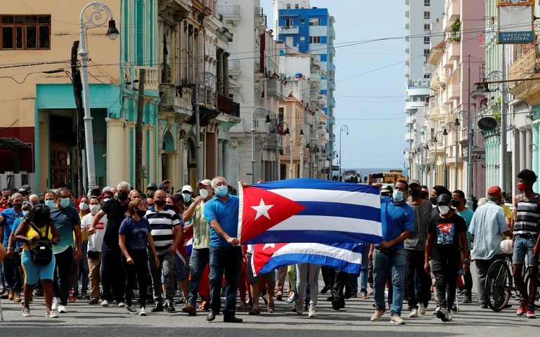 Lee más sobre el artículo El régimen cubano juzgó a 66 personas, entre ellas 14 menores, que salieron a manifestarse en las masivas protestas del 11 de julio