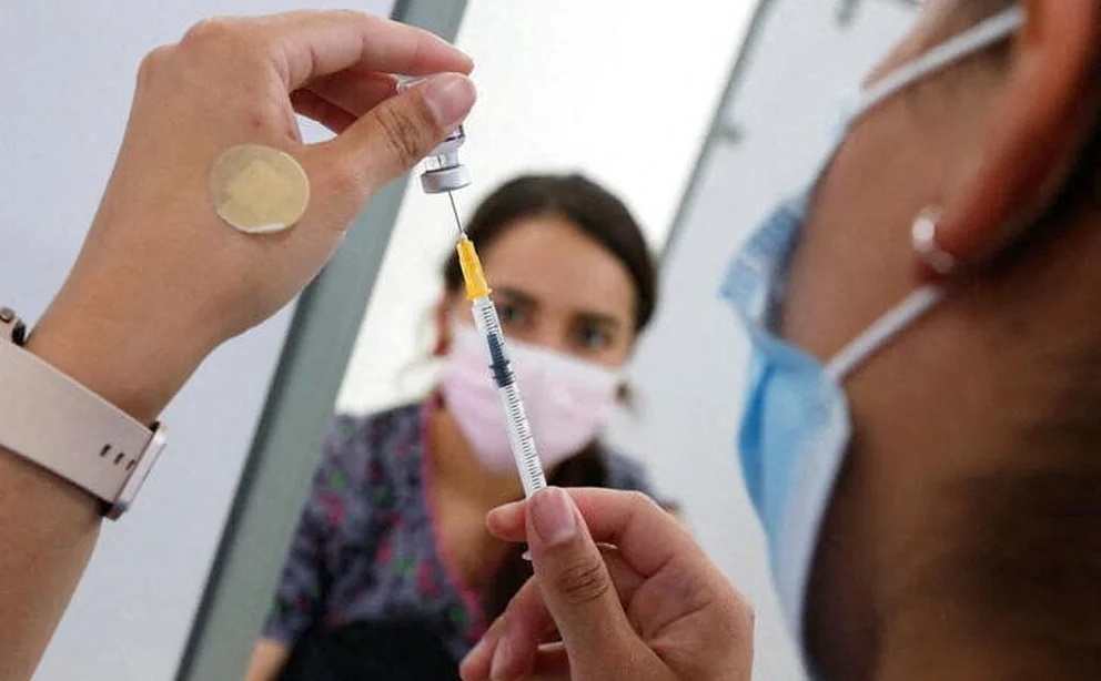 Lee más sobre el artículo Chile comenzará a aplicar la cuarta dosis de la vacuna contra el COVID-19 la próxima semana