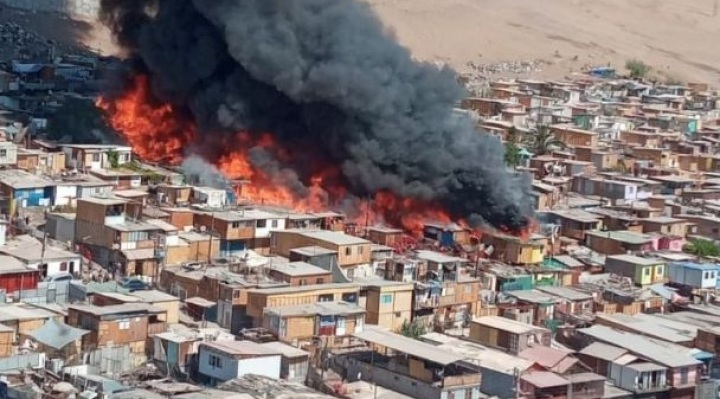 Lee más sobre el artículo Al menos 400 bolivianos lo perdieron todo en el incendio de Iquique, reporta la Cancillería