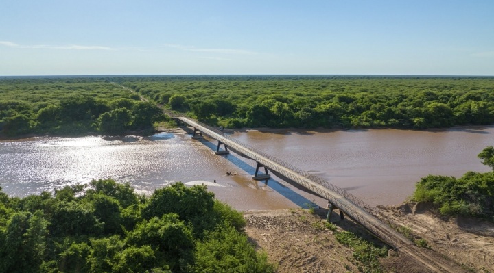 Lee más sobre el artículo Camacho presenta acción penal por construcción ilegal de puente sobre el Parapetí y destituye al subgobernador de Cordillera