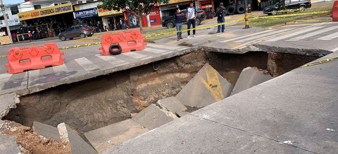 Lee más sobre el artículo Alcaldía asegura que filtración de agua en tuberías de Saguapac provocó el hundimiento del pavimento