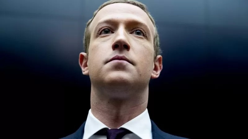 Lee más sobre el artículo Facebook: las razones detrás de la primera caída de usuarios activos del gigante tecnológico en sus 18 años de historia