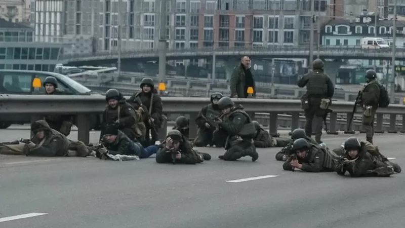 Lee más sobre el artículo Tropas rusas alcanzan el norte de Kiev en el segundo día de la ofensiva militar lanzada por Putin