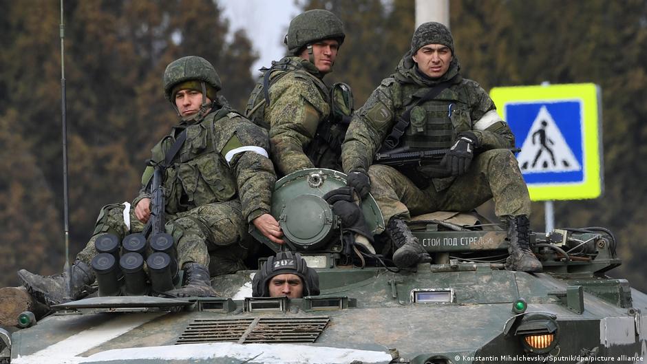 Lee más sobre el artículo Ucrania obliga a desfilar a soldados rusos capturados para que muestren “arrepentimiento”