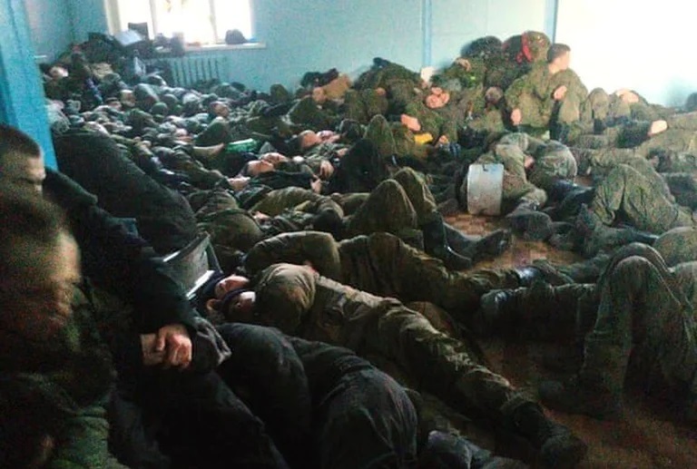 Lee más sobre el artículo Las fotos de las tropas rusas que no la pasan bien en la frontera con Ucrania y podrían precipitar la decisión final de Putin