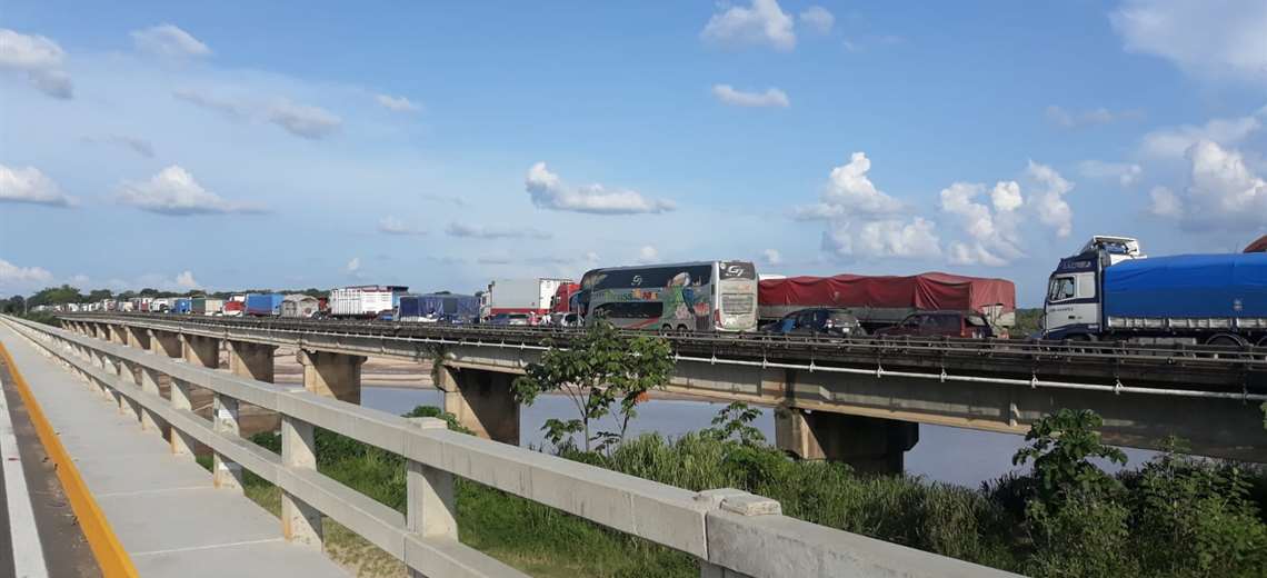 Lee más sobre el artículo Tres bloqueos de rutas dificultan las salidas al interior del país desde Santa Cruz