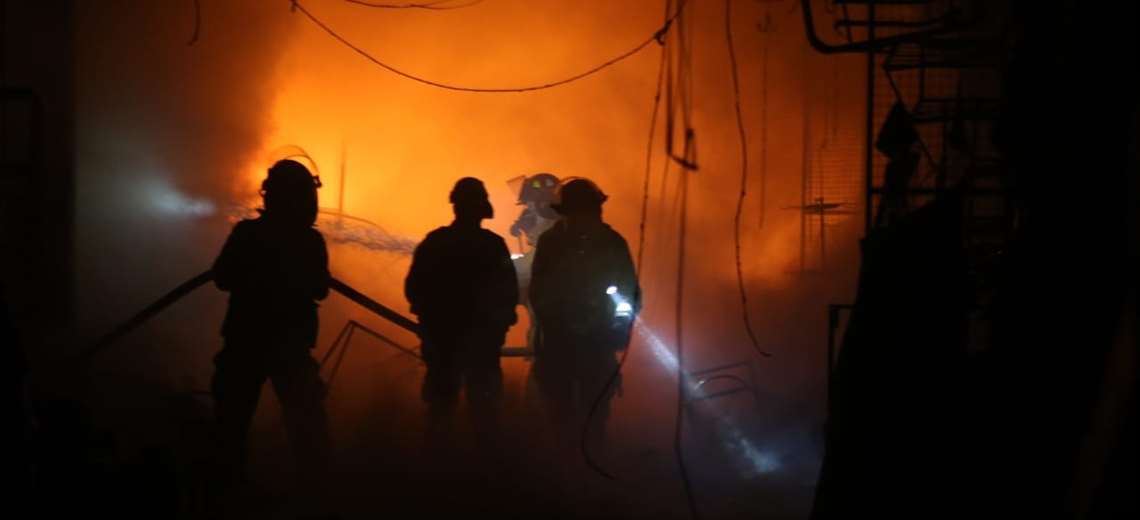 Lee más sobre el artículo Santa Cruz: Incendio en el mercado 4 de Noviembre destruye al menos 12 casetas