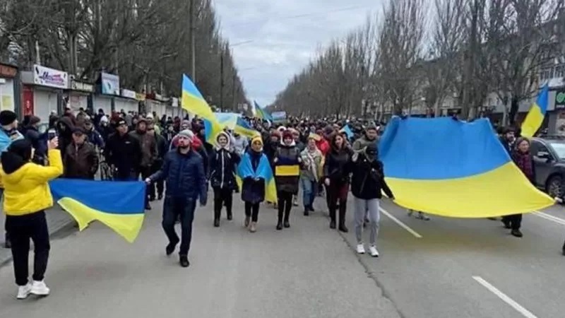 Lee más sobre el artículo “No tenemos miedo de protestar porque estamos juntos”: cómo viven los ucranianos en las ciudades controladas por los rusos