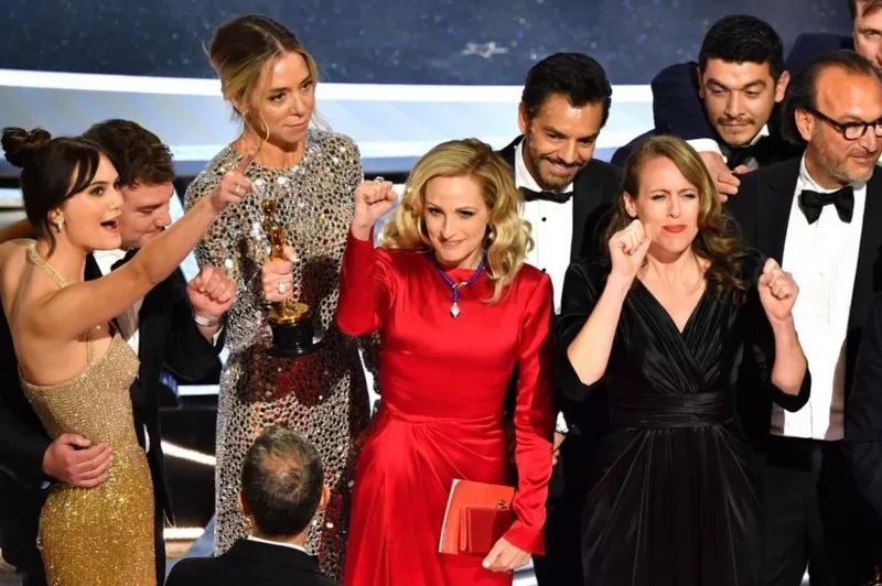 Lee más sobre el artículo Oscar 2022: CODA gana mejor película en una ceremonia eclipsada por la bofetada de Will Smith
