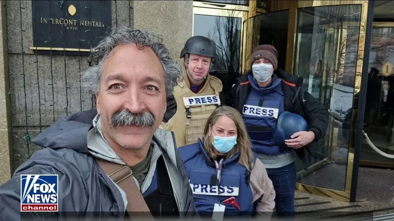 Read more about the article Un camarógrafo y una productora de Fox News murieron en un ataque en las afueras de Kiev mientras cubrían la invasión rusa