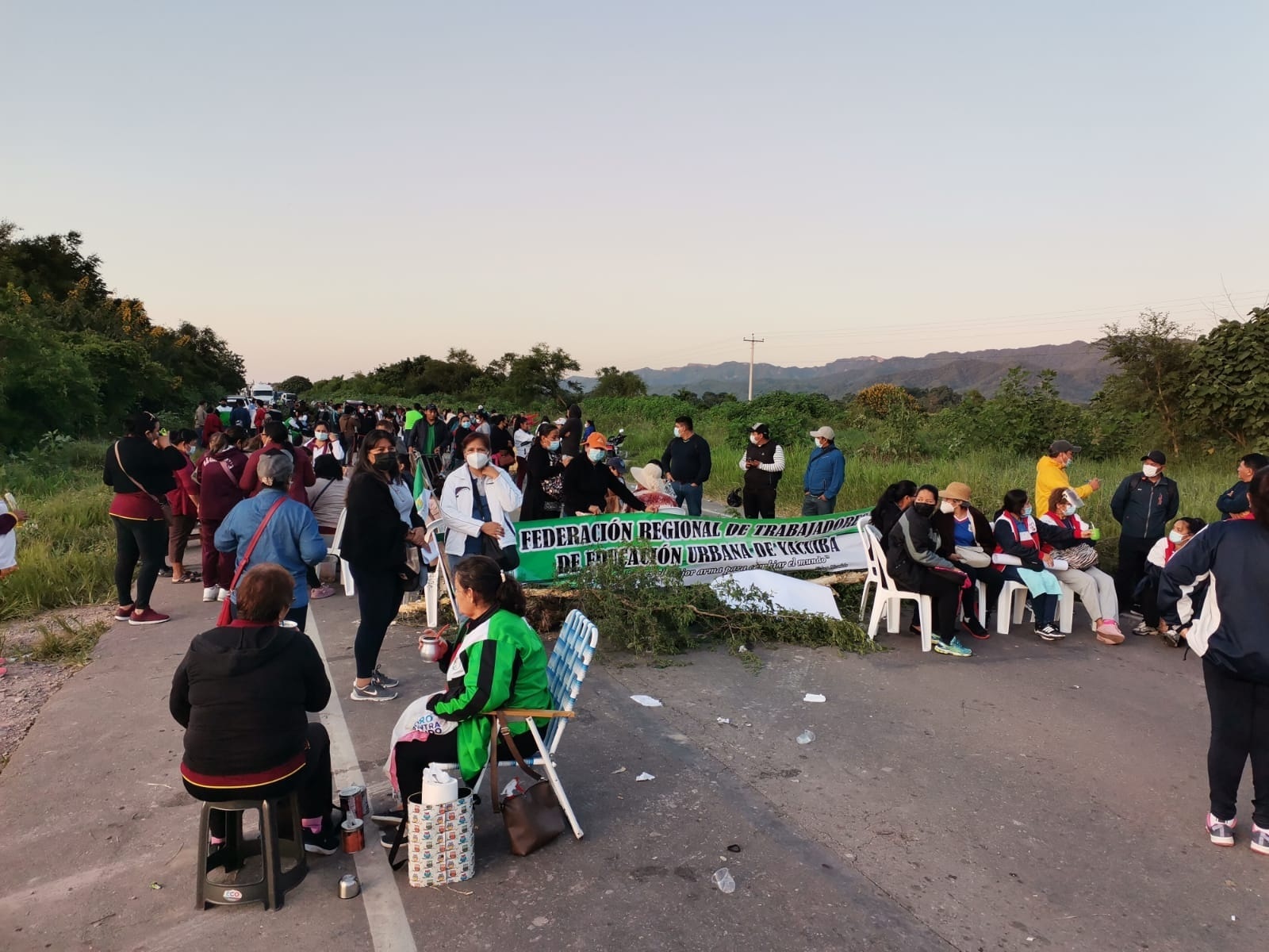 Lee más sobre el artículo Maestros acatan paro con bloqueos en algunas regiones y Gobierno advierte con descuentos
