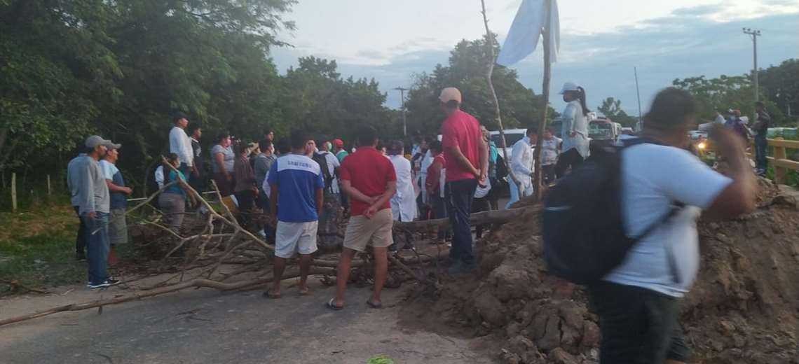 Lee más sobre el artículo Tercer día de bloqueo de salubristas en la ruta a los valles despierta el malestar de los transportistas