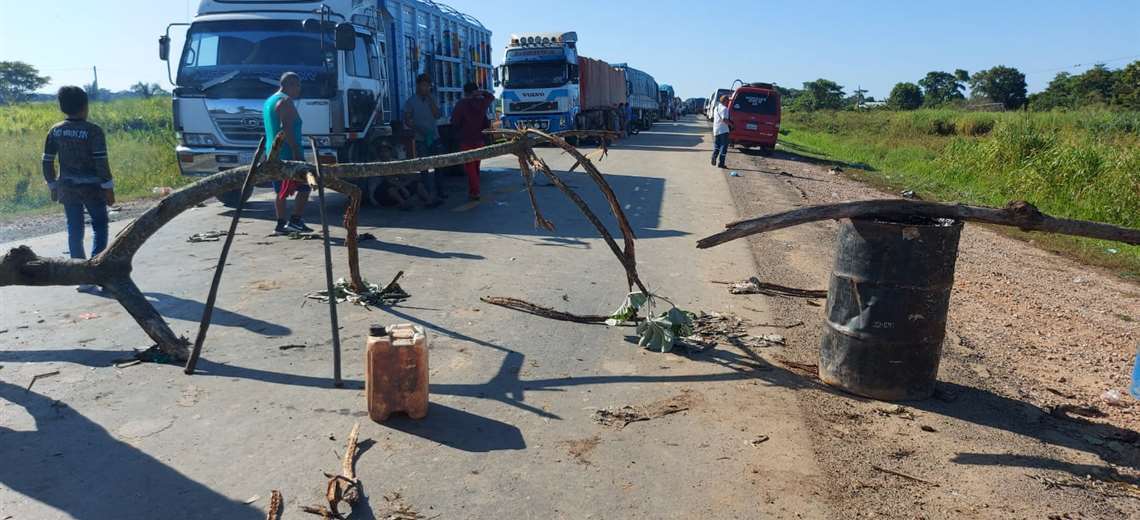 Lee más sobre el artículo Campesinos de Guarayos levantan bloqueo de ruta al Beni tras declarar cuarto intermedio hasta el 29 de marzo