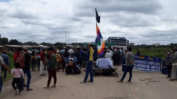 Lee más sobre el artículo Comunarios de Guarayos bloquean la ruta al Beni en protesta por avasallamientos de tierras