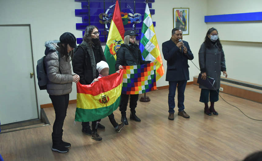 Lee más sobre el artículo ‘No se imaginan cómo fue escuchar esas bombas’: llegan bolivianos que escaparon de Ucrania