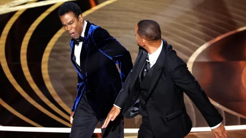 Lee más sobre el artículo La Academia de Cine prohíbe a Will Smith asistir a los Oscar por 10 años tras la bofetada a Chris Rock