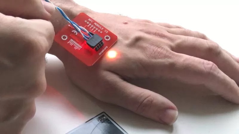 Read more about the article Los implantes de microchip que te permiten pagar con la mano
