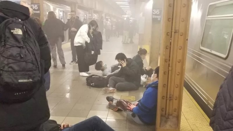 Lee más sobre el artículo Un tiroteo en el metro de Nueva York deja al menos 16 heridos