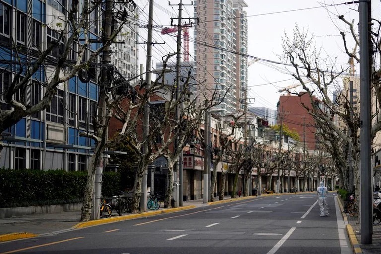 Lee más sobre el artículo Shanghai no sale de su encierro por el COVID-19: China mantiene confinadas a 26 millones de personas