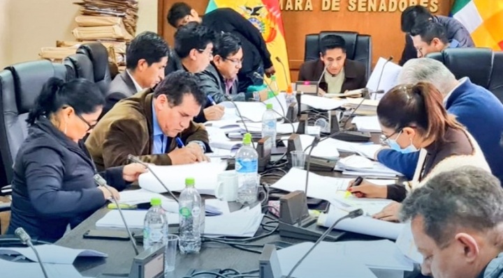 Lee más sobre el artículo Aprueban los primeros 4 de 8 postulantes a Defensor del Pueblo