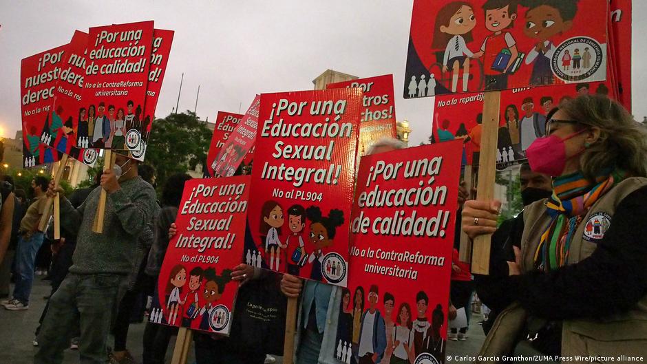 Read more about the article Miles marchan en Perú contra las reformas educativas