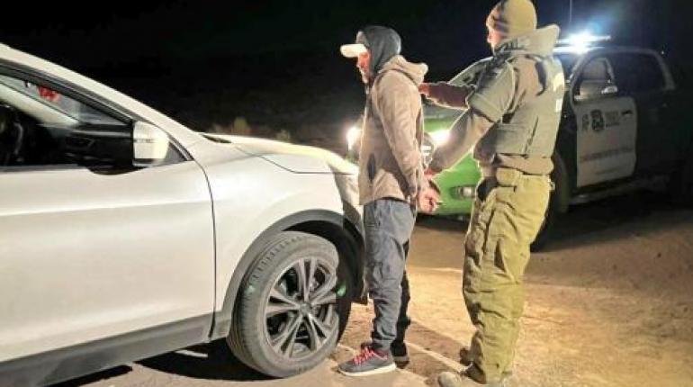 Lee más sobre el artículo Carabineros de Chile detienen a dos bolivianos que llevaban un auto robado a la frontera