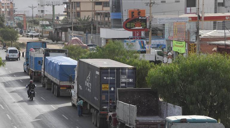 Lee más sobre el artículo Transporte pesado calcula pérdida de $us 15 MM por la escasez de diésel