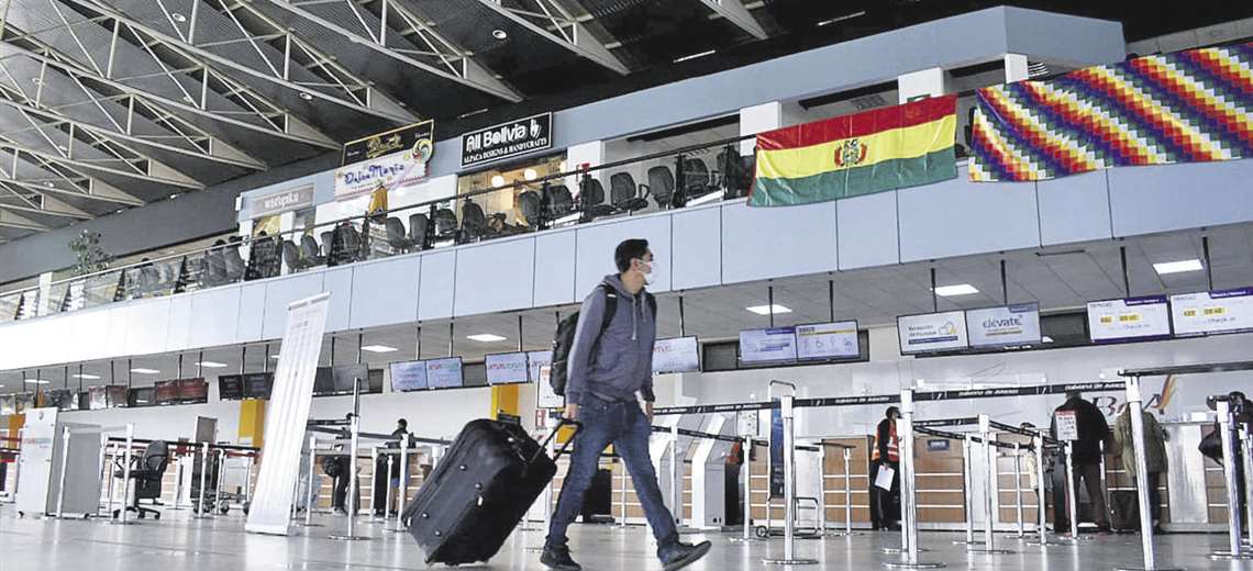 Lee más sobre el artículo Aeropuertos del eje, en mal estado; la terminal aérea de El Alto es la más afectada