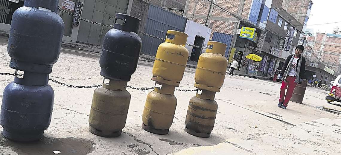 Lee más sobre el artículo El contrabando de garrafas de gas de Bolivia a Perú, un negocio floreciente