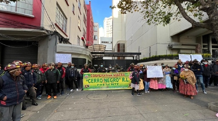 Lee más sobre el artículo Mineros cooperativistas bloquean el centro de La Paz y piden la anulación de un decreto
