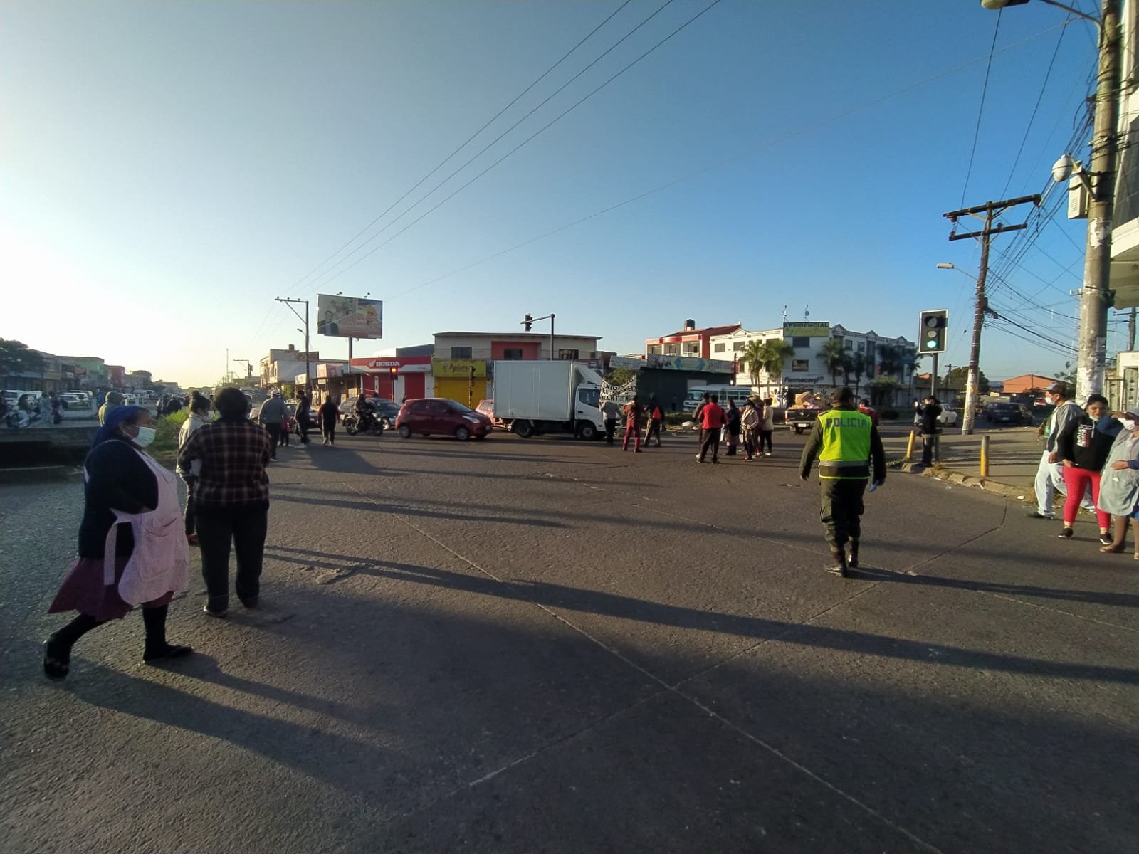 Lee más sobre el artículo Vecinos y gremiales de la Villa Primero de Mayo protestan para exigir el retiro de comerciantes ambulantes