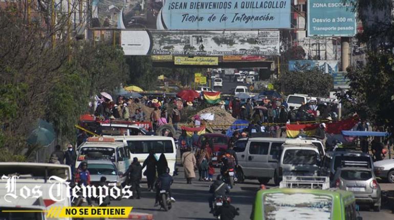 Lee más sobre el artículo Gobernación firma acuerdo con Quillacollo y padres de familia levantan el bloqueo en Huayculi