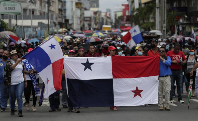 Lee más sobre el artículo Nuevas protestas y bloqueos en Panamá pese a los acuerdos para bajar combustibles
