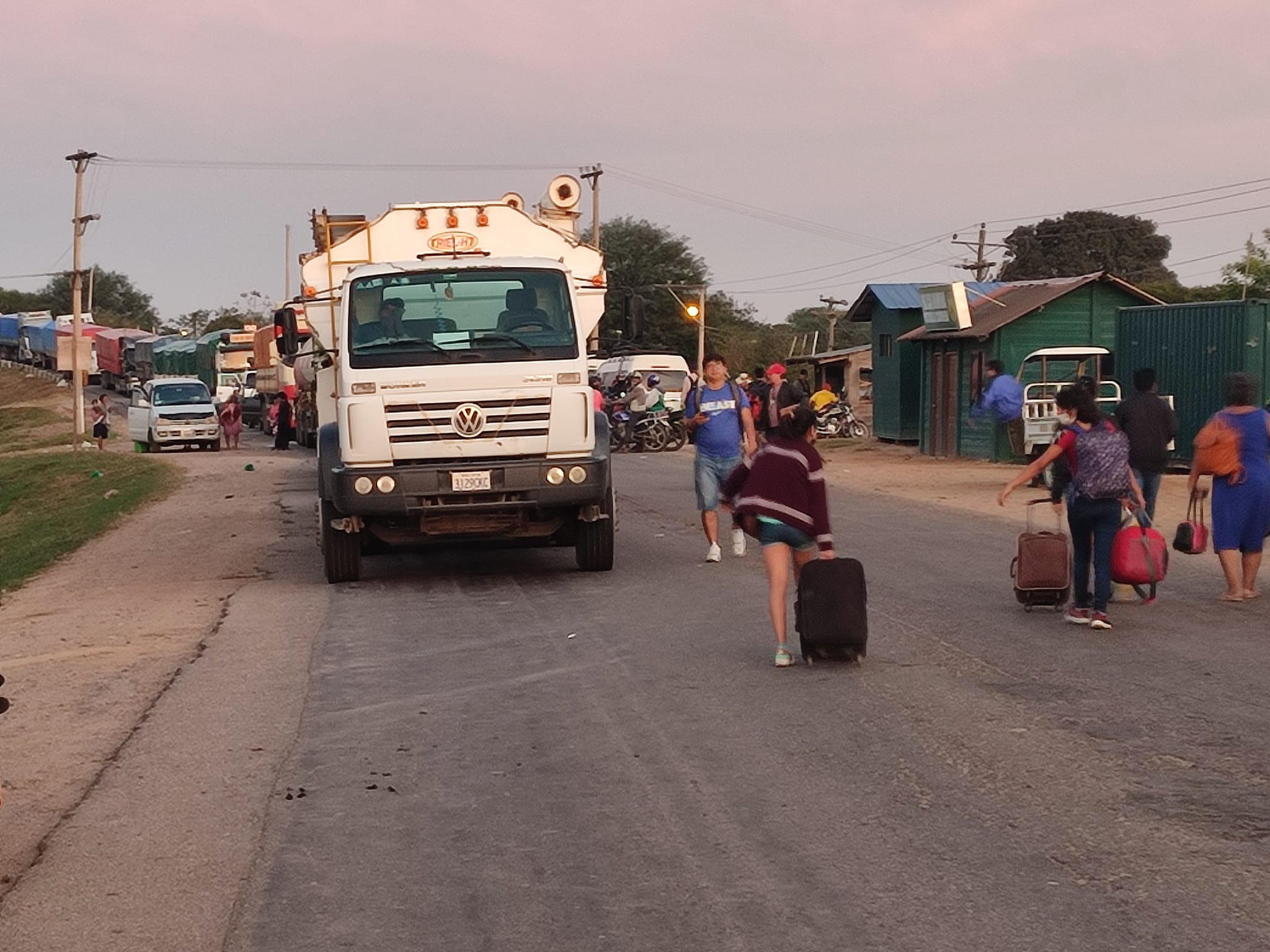 Lee más sobre el artículo Transportistas bloquean ruta de la Chiquitania ante la falta de atención de las autoridades