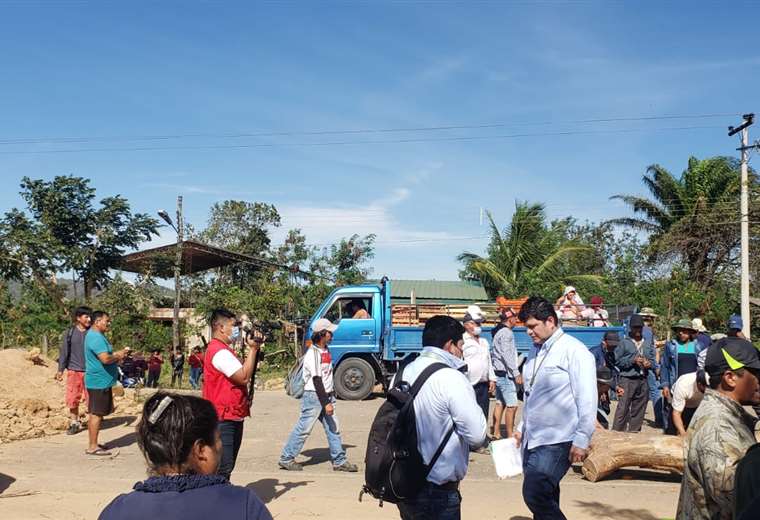 Lee más sobre el artículo Comunarios levantan el bloqueo y la vía a los Valles cruceños está expedita, tras conseguirse la construcción de un puente vehicular